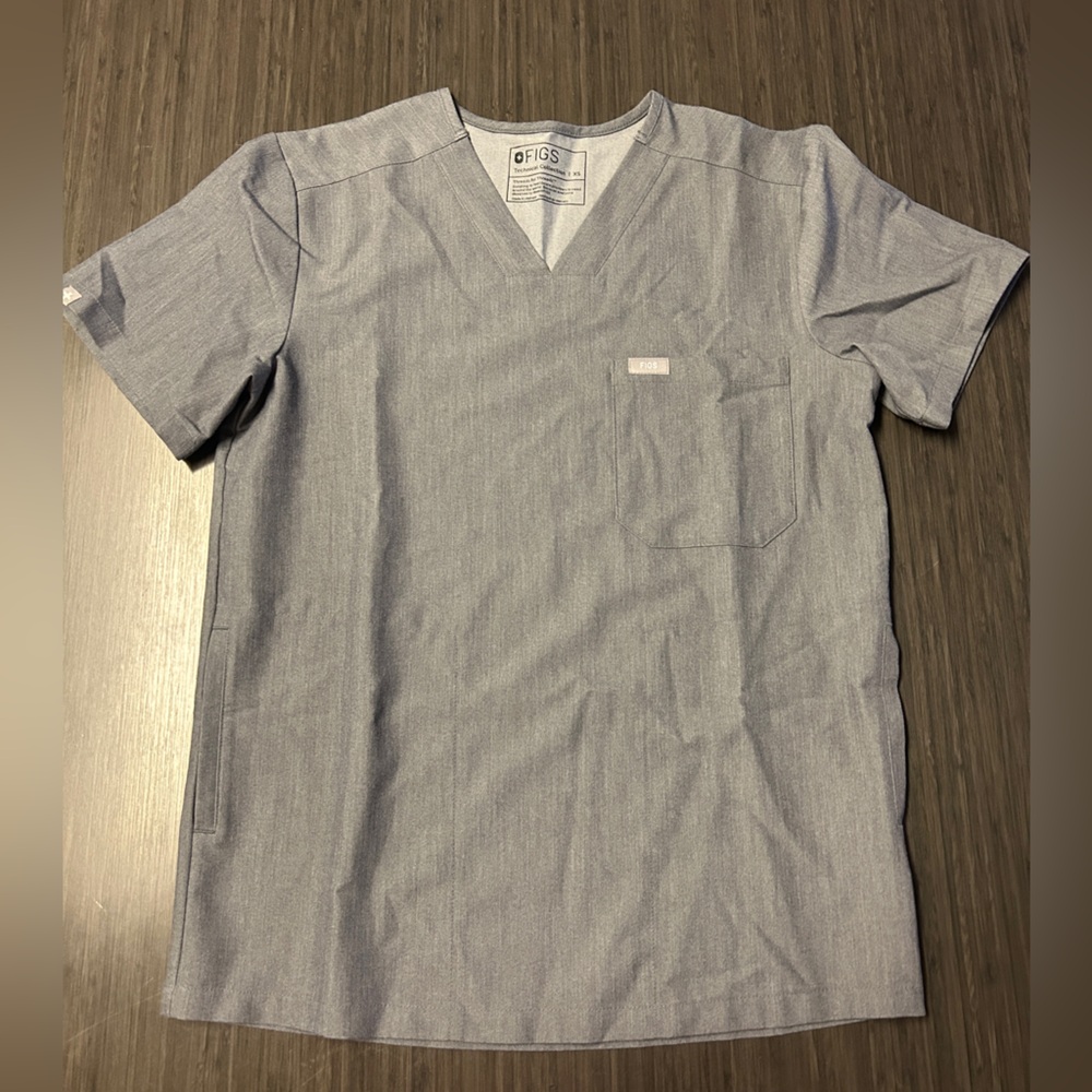 Men’s Figs Leon Scrub Top in Graphite XS
